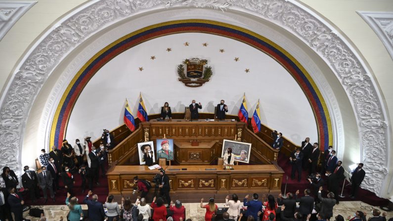 El presidente de la Asamblea Nacional  chavista, Jorge Rodríguez jura en sesión extraordinaria en Caracas, el 5 de enero de 2021. (YURI CORTEZ/AFP a través de Getty Images)