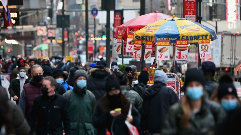 La gente camina por una concurrida zona comercial en medio de la pandemia de covid-19 el 5 de enero de 2021 en la ciudad de Nueva York (EE.UU.). (Foto de ANGELA WEISS / AFP a través de Getty Images)