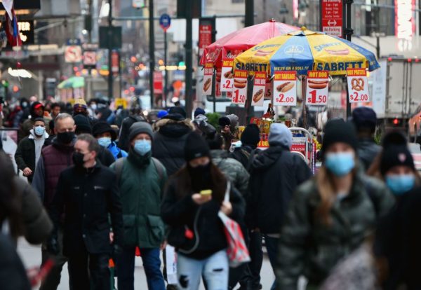 La gente camina por una concurrida zona comercial en medio de la pandemia de covid-19 el 5 de enero de 2021 en la ciudad de Nueva York (EE.UU.). (Foto de ANGELA WEISS / AFP a través de Getty Images)