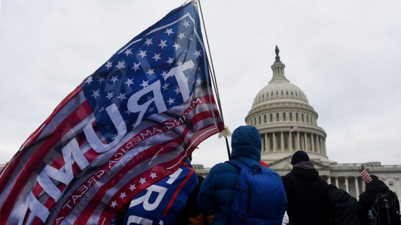 Partidarios del presidente de Estados Unidos Donald Trump celebran una manifestación fuera del Capitolio de los Estados Unidos para protestar por la próxima certificación del colegio electoral en Washington, DC el 6 de enero de 2021. (Olivier Douliery/AFP vía Getty Images)