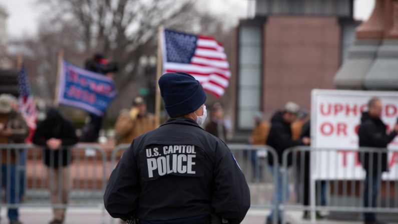 Un oficial de policía del Capitolio observa a los partidarios del presidente Donald Trump, reunirse frente al Capitolio, el 6 de enero de 2021, en Washington, D.C. (Cheriss May/Getty Images)