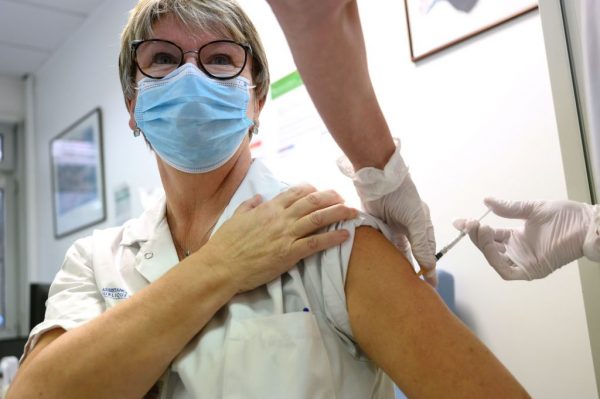 Una cuidadora se vacuna con la vacuna Pfizer-BioNTech contra el covid-19 en el hospital AP-HP Vaugirard, en París (Francia), el 6 de enero de 2021. (Foto de BERTRAND GUAY / AFP a través de Getty Images)