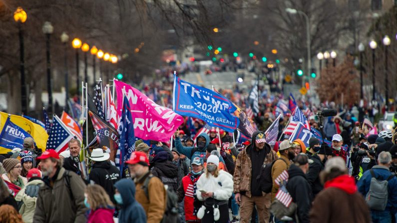 Los partidarios de Trump se dirigen a reunirse en el Monumento a Washington mientras manifiestan por el presidente Trump en Washington, DC el 6 de enero de 2021. (Joseph Prezioso/AFP a través de Getty Images)