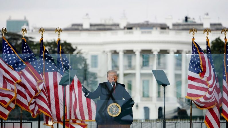 El presidente de Estados Unidos Donald Trump habla a los partidarios de La Elipse cerca de la Casa Blanca el 6 de enero de 2021, en Washington, DC. (Mandel Ngan/AFP vía Getty Images)
