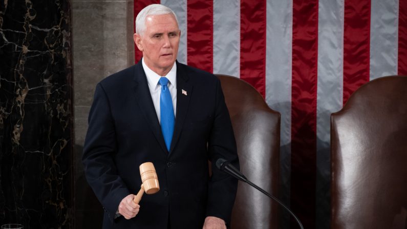 El vicepresidente de los Estados Unidos, Mike Pence, preside una sesión conjunta del Congreso para contar los votos electorales para presidente en el Capitolio de los Estados Unidos en Washington, DC, el 6 de enero de 2021. (SAUL LOEB/POOL/AFP a través de Getty Images)