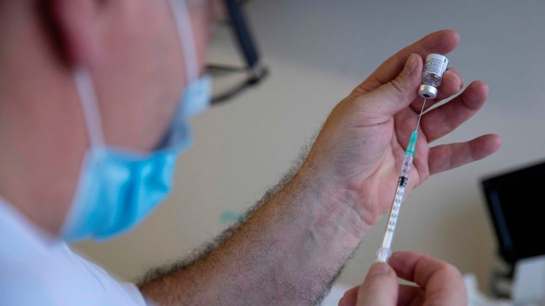 Un enfermero prepara una jeringa de la vacuna contra el covid-19 de Pfizer-BioNTech, en el hospital AP-HP Ambroise Pare de Boulogne-Billancourt, cerca de París, el 6 de enero de 2021. (Thomas Samson/AFP vía Getty Images)