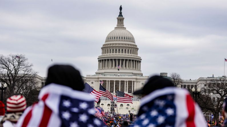 Un grupo de manifestantes cerca al edificio del Capitolio, el 6 de enero de 2021 en Washington, D.C. (Jon Cherry/Getty Images)