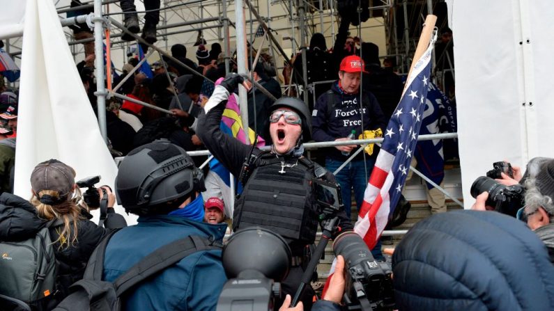 Un hombre llama a los manifestantes a asaltar el edificio del Capitolio de EE.UU. en Washington D.C. el 6 de enero de 2021. (Joseph Prezioso / AFP/ vía Getty Images)