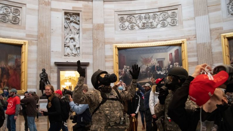 Manifestantes en la Rotonda del Capitolio de EE. UU. el 6 de enero de 2021, en Washington, DC. (SAUL LOEB/AFP vía Getty Images)