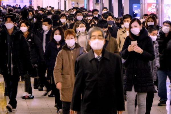 La gente camina en una explanada en una estación terminal en las horas de la mañana de Tokio (Japón) el 7 de enero de 2021. (Foto de KAZUHIRO NOGI / AFP a través de Getty Images)