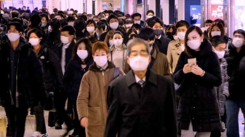 La gente camina en una explanada en una estación terminal en las horas de la mañana de Tokio (Japón) el 7 de enero de 2021. (Kazuhiro Nogi/AFP vía Getty Images)