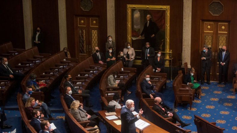 El líder de la mayoría de la Cámara, Steny Hoyer (D-MD), durante una nueva sesión conjunta del Congreso en la Cámara de la Cámara el 6 de enero de 2021 en Washington, DC. (Amanda Voisard - Pool/Getty Images)