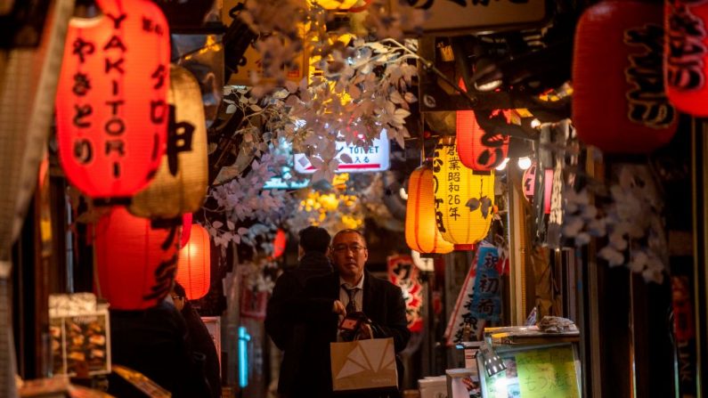 Un hombre pasa junto a los restaurantes en el callejón Omoide Yokocho en el distrito de Shinjuku en Tokio (Japón) el 7 de enero de 2021. (Philip Fong/AFP vía Getty Images)