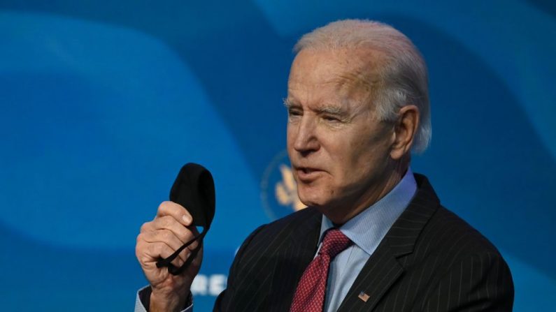 El presidente electo de los Estados Unidos, Joe Biden,  responde a las preguntas de los medios de comunicación en el teatro The Queen en Wilmington, Delaware, el 8 de enero de 2021. (Jim Watson/AFP vía Getty Images)