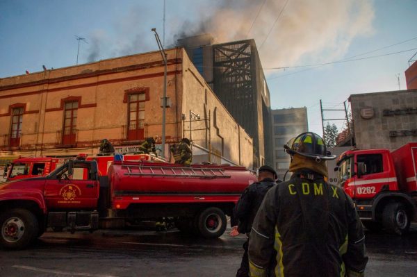 Bomberos apagan un incendio en la subestación eléctrica de la sede del Metro de la Ciudad de México en el centro histórico de la capital mexicana el 9 de enero de 2021. (Foto de CLAUDIO CRUZ / AFP a través de Getty Images)