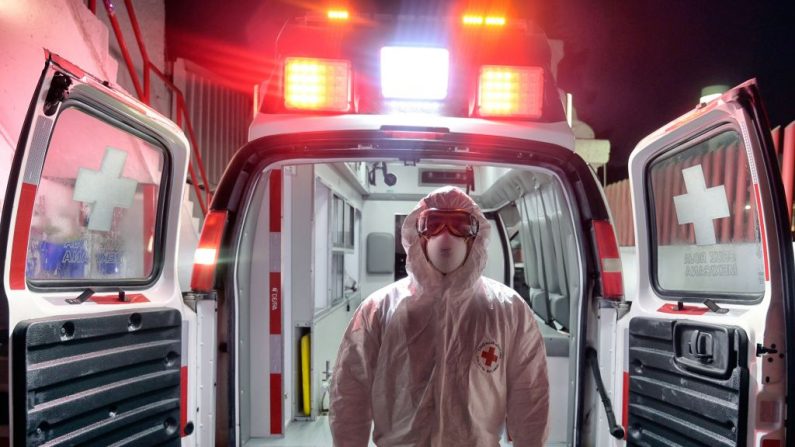 Paramédico de la Cruz Roja Mexicana Jesús Carmona posa para una foto luego de haber trasladado a un paciente de COVID-19 a una sala de emergencias en Toluca, México, el 8 de enero de 2021. (Foto de ALFREDO ESTRELLA / AFP vía Getty Images)