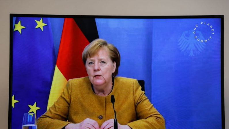 La canciller alemana Angela Merkel habla durante una videoconferencia del Día Mundial de la Naturaleza, en el Palacio del Elíseo, en París, el 11 de enero de 2021. (LUDOVIC MARIN/POOL/AFP vía Getty Images)