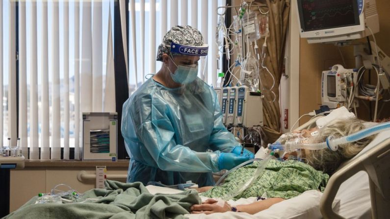 Una enfermera atiende a un paciente con covid-19 en la Unidad de Cuidados Intensivos del Centro Médico Providence St. Mary en Apple Valley, California (EE.UU.), el 11 de enero de 2021. (Foto de ARIANA DREHSLER / AFP a través de Getty Images)