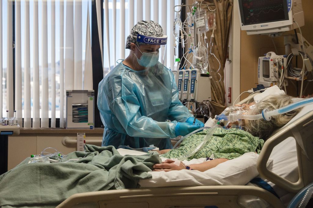 Una enfermera atiende a un paciente con covid-19 en la Unidad de Cuidados Intensivos del Centro Médico Providence St. Mary en Apple Valley, California (EE.UU.), el 11 de enero de 2021. (Foto de ARIANA DREHSLER / AFP a través de Getty Images)