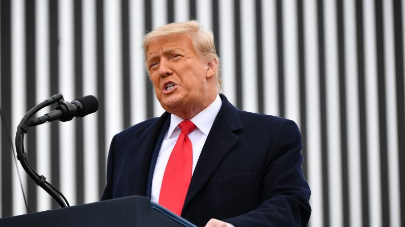 El presidente de Estados Unidos, Donald Trump, da un discurso luego de recorrer una sección del muro fronterizo en Alamo, Texas, el 12 de enero de 2021. (MANDEL NGAN/AFP a través de Getty Images)