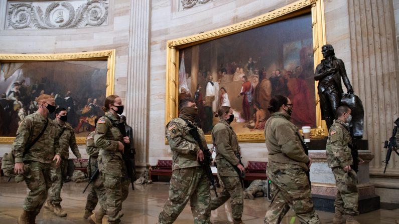 Los miembros de la Guardia Nacional caminan por la Rotonda del Capitolio de EE. UU., en Washington, D.C., el 13 de enero de 2021. (SAUL LOEB/AFP a través de Getty Images)
