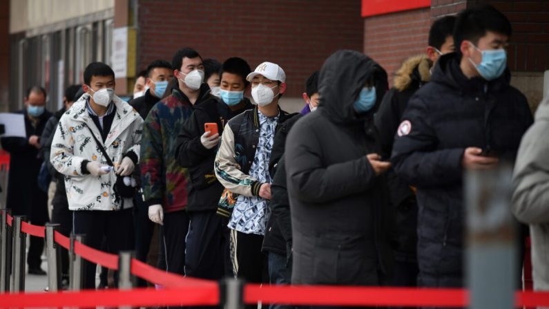 La gente hace fila frente a un hospital para hacerse las pruebas de COVID-19 en Beijing, China, el 14 de enero de 2021. (GREG BAKER/AFP vía Getty Images)
