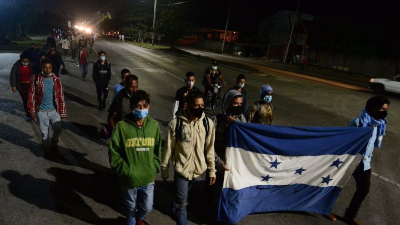 Hondureños parten en caravana rumbo a Estados Unidos desde la Gran Central Metropolitana de San Pedro Sula, 180 km al norte de Tegucigalpa, Honduras, el 14 de enero de 2021. (Foto de ORLANDO SIERRA / AFP vía Getty Images)