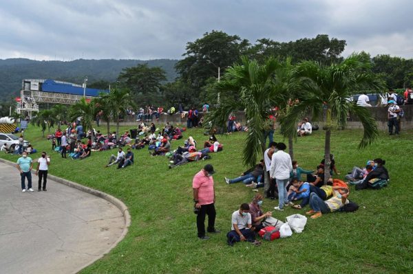 La gente se reúne a la espera de iniciar la primera caravana migrante del año hacia Estados Unidos en San Pedro Sula, Honduras, el 14 de enero de 2021. (Foto de Orlando Sierra / AFP vía Getty Images)