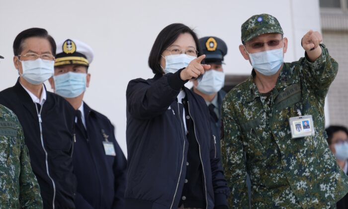 La presidenta de la República de China (Taiwán), Tsai Ing-wen (centro), escucha mientras inspecciona las tropas militares en Tainan, al sur de Taiwán, el 15 de enero de 2021. (Sam Yeh/AFP vía Getty Images)