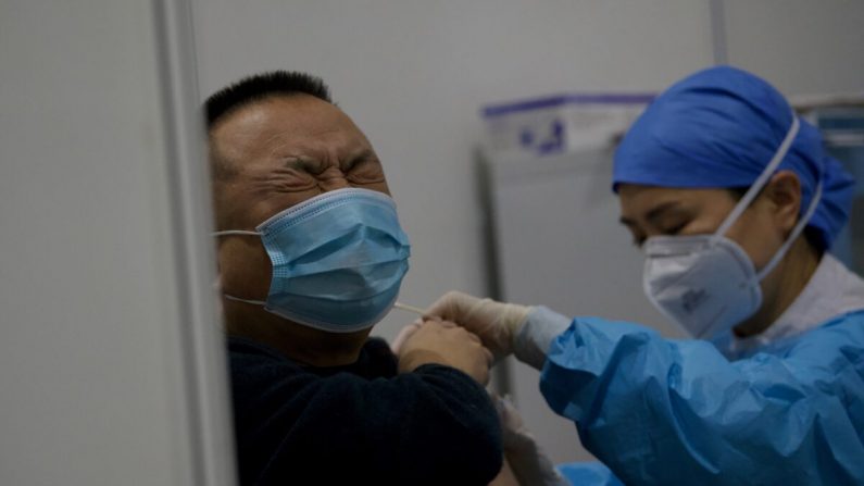Una trabajadora médica inyecta a un hombre con la vacuna COVID-19 en el Museo Chaoyang de Planificación Urbana en Beijing, el 15 de enero de 2021. (NOEL CELIS/AFP vía Getty Images)
