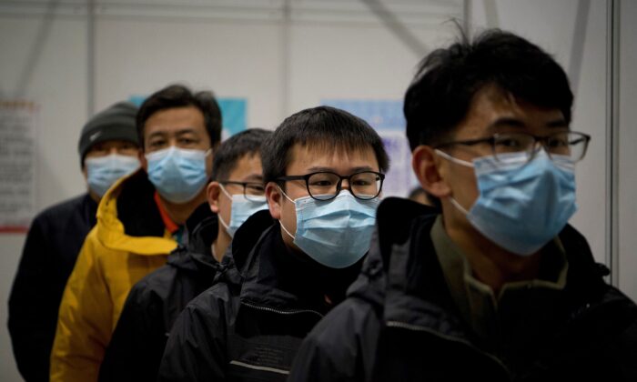 Ciudadanos hacen fila en el Museo de Planificación Urbana de Chaoyang para recibir una vacuna contra COVID-19, en Beijing, China, el 15 de enero de 2021. (NOEL CELIS/AFP a través de Getty Images)
