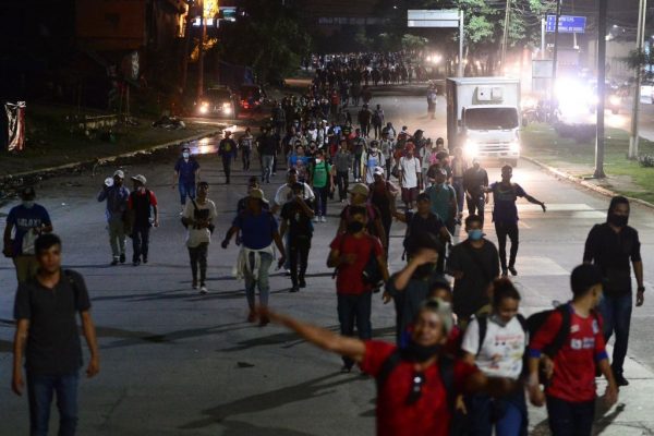 Los hondureños parten en caravana hacia los Estados Unidos, desde San Pedro Sula, 240 kms al norte de Tegucigalpa, el 15 de enero de 2021. (Foto de Orlando Sierra / AFP vía Getty Images)