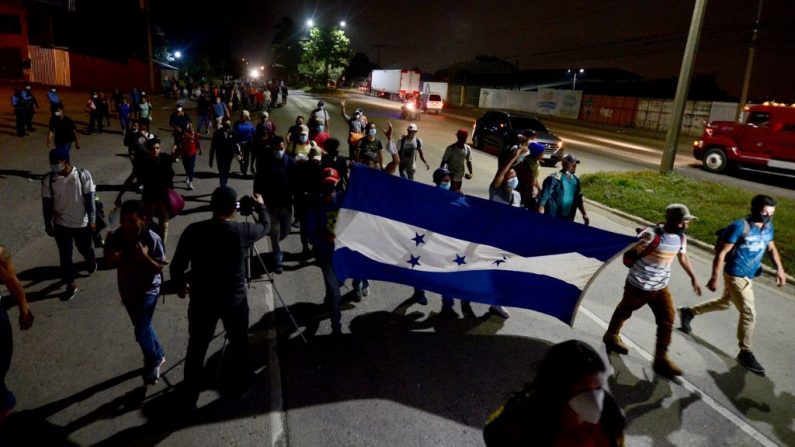 Los hondureños parten en caravana hacia los Estados Unidos, desde San Pedro Sula, 240 kms al norte de Tegucigalpa, el 15 de enero de 2021. (Foto de ORLANDO SIERRA / AFP vía Getty Images)