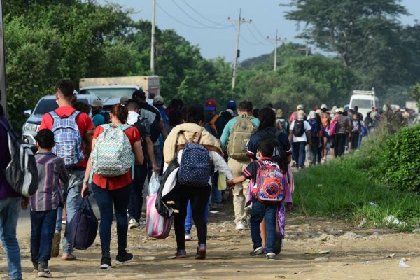 Los migrantes hondureños se trasladan a Agua Caliente, en la frontera entre Honduras y Guatemala, en su camino a los Estados Unidos, el 15 de enero de 2021. (Foto de Orlando Sierra / AFP vía Getty Images)