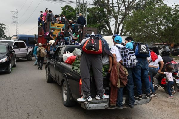 Los migrantes hondureños se trasladan a Agua Caliente, en la frontera entre Honduras y Guatemala, en su camino a los Estados Unidos, el 15 de enero de 2021. (Foto de Orlando Sierra / AFP vía Getty Images)