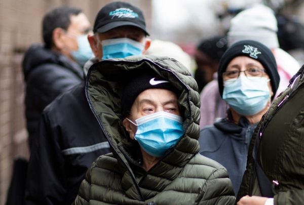 La gente espera en la fila para recibir las vacunas Pfizer contra el covid-19 en la apertura de un nuevo sitio de vacunación en Corsi Houses en Harlem, Nueva York (EE.UU.), el 15 de enero de 2021. (Foto de Kena Betancur / AFP a través de Getty Images)