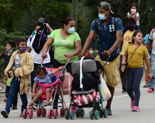 Migrantes hondureños rumbo a la frontera con Guatemala rumbo a Estados Unidos, marcha en el municipio de Santa Rita, departamento hondureño de Copán, el 15 de enero de 2021. (Foto de Orlando Sierra / AFP vía Getty Images)