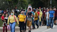 Al menos otros 3000 hondureños ingresan en caravana a Guatemala rumbo a EE.UU.