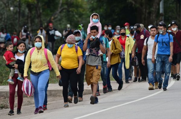 Migrantes hondureños rumbo a la frontera con Guatemala rumbo a Estados Unidos, marcha en el municipio de Santa Rita, departamento hondureño de Copán, el 15 de enero de 2021. (Foto de Orlando Sierra / AFP vía Getty Images)