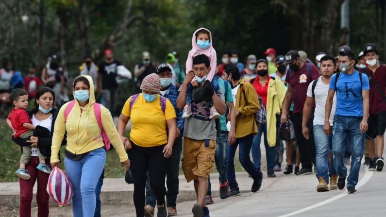 Migrantes hondureños rumbo a la frontera con Guatemala rumbo a Estados Unidos, marcha en el municipio de Santa Rita, departamento hondureño de Copán, el 15 de enero de 2021. (Foto de Orlando Sierra / AFP vía Getty Images)