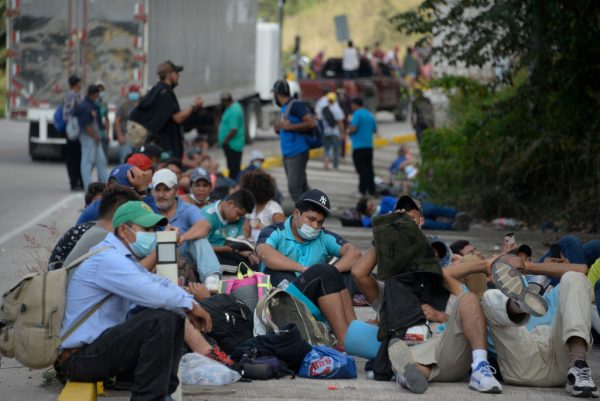 Los migrantes se reúnen y esperan en El Florido, en el departamento hondureño de Copán, antes de cruzar la frontera hacia Guatemala para iniciar la primera caravana migrante del año hacia Estados Unidos, el 15 de enero de 2021. (Foto de Johan Ordonez / AFP a través de Getty Images)