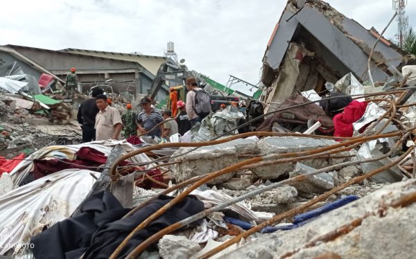 Los residentes buscan sobrevivientes entre los escombros de las casas derrumbadas en Mamuju el 16 de enero de 2021, un día después de que un terremoto de magnitud 6.2 sacudiera la isla de Sulawesi en Indonesia. (Foto de Ola Gondronk / AFP a través de Getty Images)