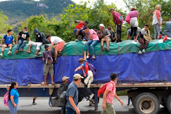 Los migrantes hondureños, parte de una caravana que se dirige a los Estados Unidos, hacen autostop en Camotan, Guatemala el 16 de enero de 2021. (Foto de Johan Ordonez / AFP a través de Getty Images)