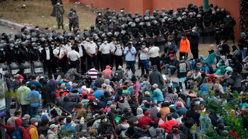 Migrantes hondureños, parte de una caravana que se dirige a Estados Unidos, permanecen en Vado Hondo, Guatemala, el 17 de enero de 2021. - La policía guatemalteca trata de dispersar una caravana de miles de migrantes que se dirigía hacia Estados Unidos. (Foto de Johan Ordonez / AFP a través de Getty Images)