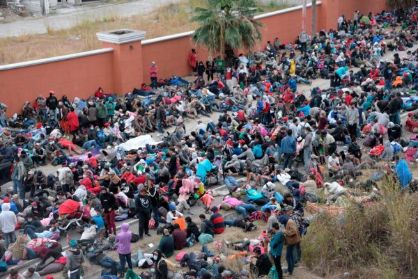 Migrantes hondureños, parte de una caravana que se dirige a Estados Unidos, permanecen en Vado Hondo, Guatemala, el 17 de enero de 2021. (Foto de Johan Ordonez / AFP a través de Getty Images)