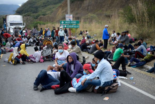 Los migrantes hondureños, que forman parte de una caravana que se dirige a los Estados Unidos, permanecen en Vado Hondo, Guatemala el 17 de enero de 2021. (Foto de Johan Ordonez / AFP a través de Getty Images)