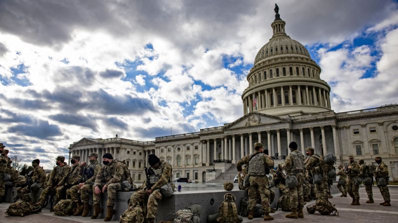 Soldados de la Guardia Nacional de Virginia se encuentran en el frente este del Capitolio de EE. UU., el 17 de enero de 2021,en Washington, D.C. (Foto de Samuel Corum/Getty Images)