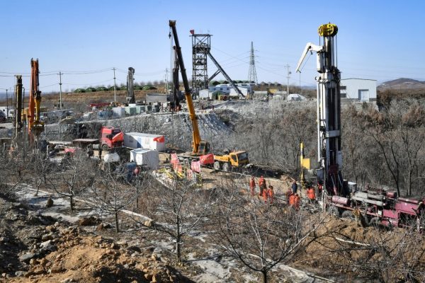 Los miembros de un equipo de rescate trabajan en el lugar de la explosión de una mina de oro donde 22 mineros están atrapados bajo tierra en Qixia, en la provincia de Shandong, en el este de China, el 18 de enero de 2021. (Foto de AFP via Getty Images)