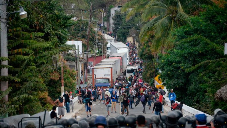 Las fuerzas de seguridad bloquean a los migrantes que llegaron en caravana desde Honduras en su camino a Estados Unidos, en Vado Hondo, Guatemala, el 18 de enero de 2021. (Foto de Johan Ordonez / AFP vía Getty Images)
