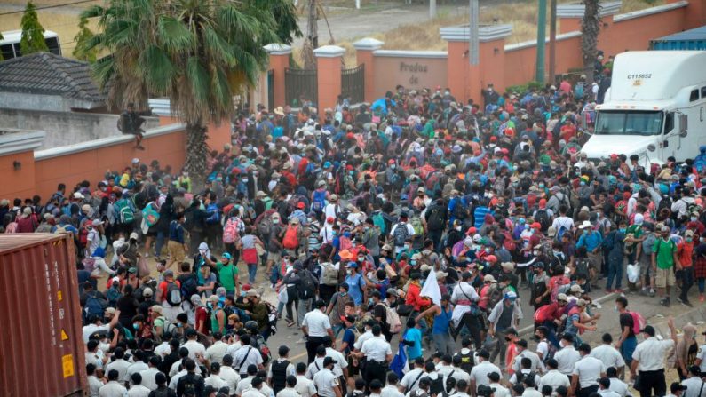 Las fuerzas de seguridad bloquean a los migrantes que llegaron en caravana desde Honduras en su camino a Estados Unidos, en Vado Hondo, Guatemala, el 18 de enero de 2021. (Johan Ordonez / AFP vía Getty Images)
